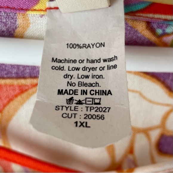 Crepas Women’s Size 1X Flutter sleeve multi color tunic with details at the neck - Picture 5 of 7